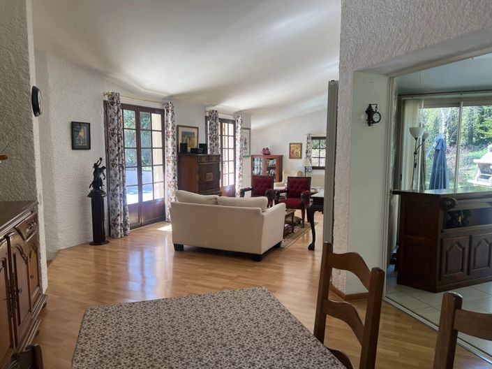 Image No.8-5 Bed House for sale