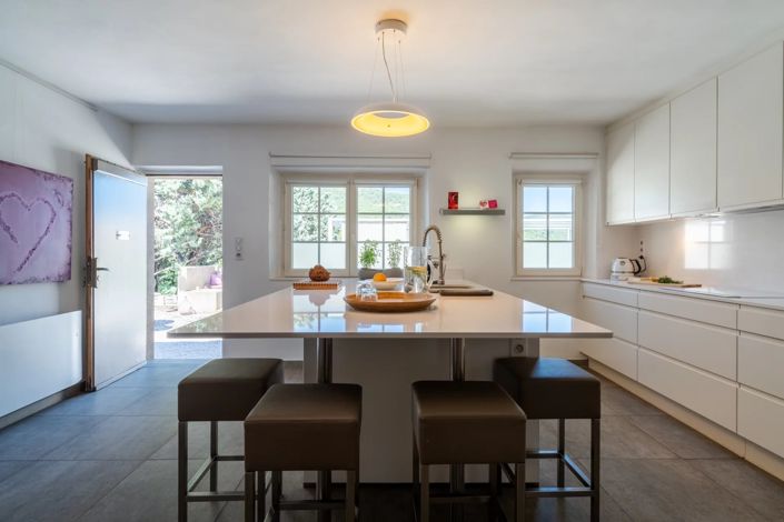 Image No.8-8 Bed House for sale