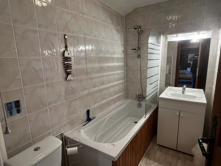 Image No.8-9 Bed Farmhouse for sale