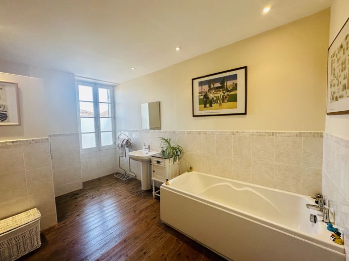 Image No.8-3 Bed House for sale