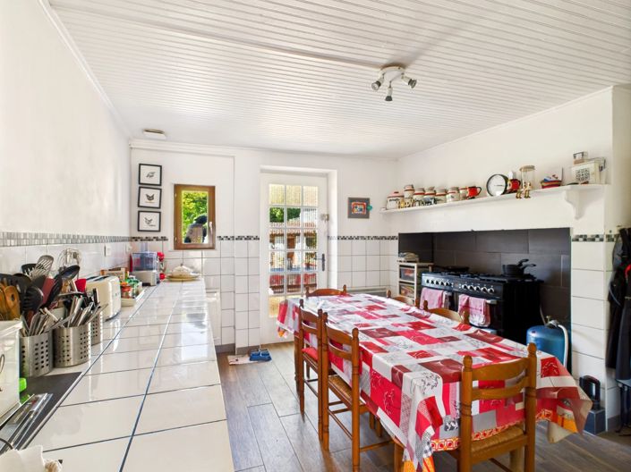 Image No.9-8 Bed House for sale