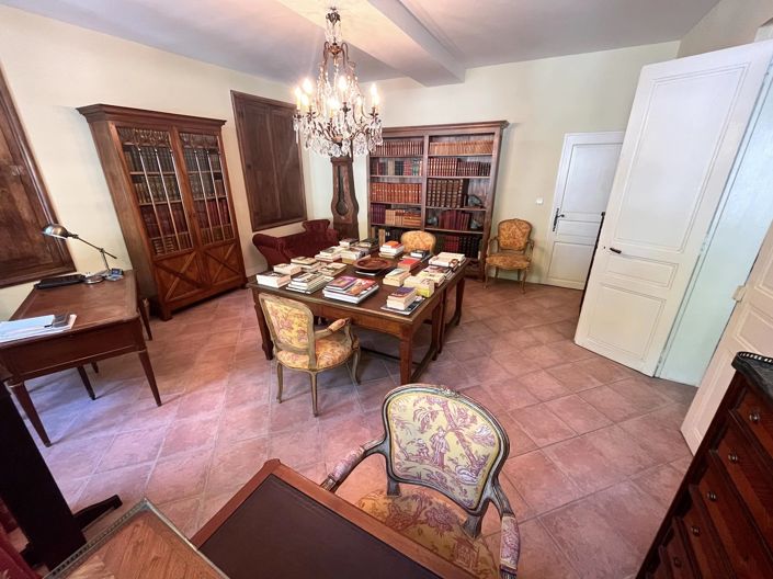 Image No.8-7 Bed House for sale