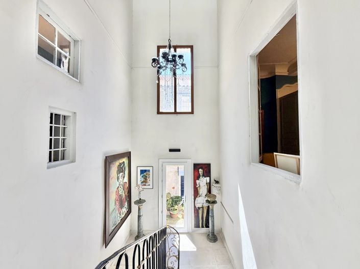 Image No.8-6 Bed House for sale