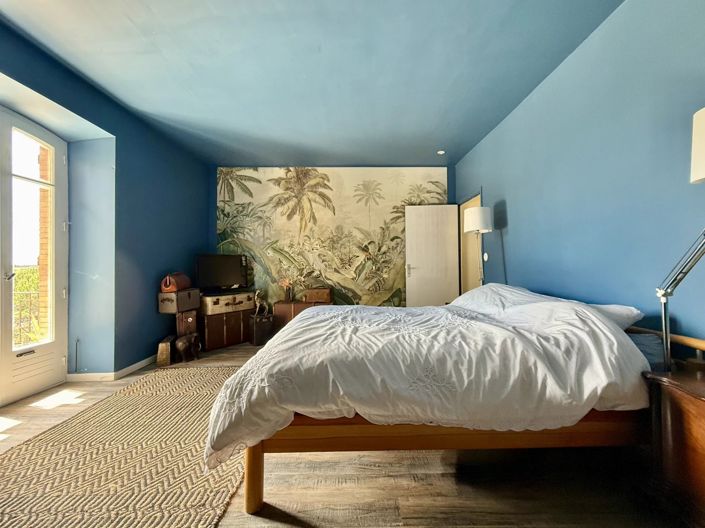 Image No.8-5 Bed House for sale