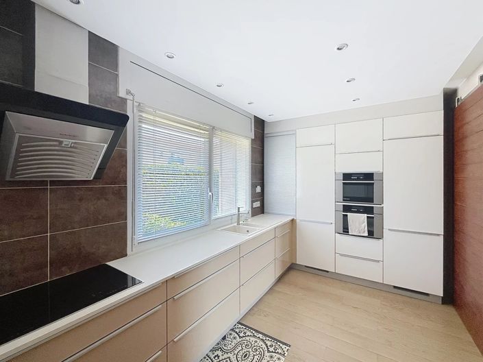 Image No.2-4 Bed House for sale