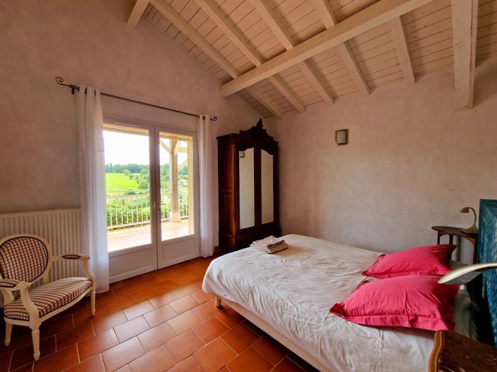 Image No.8-8 Bed House for sale