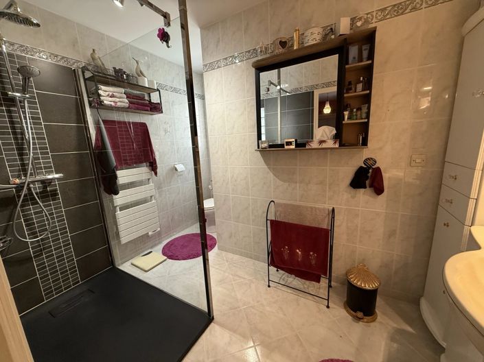 Image No.8-5 Bed House for sale