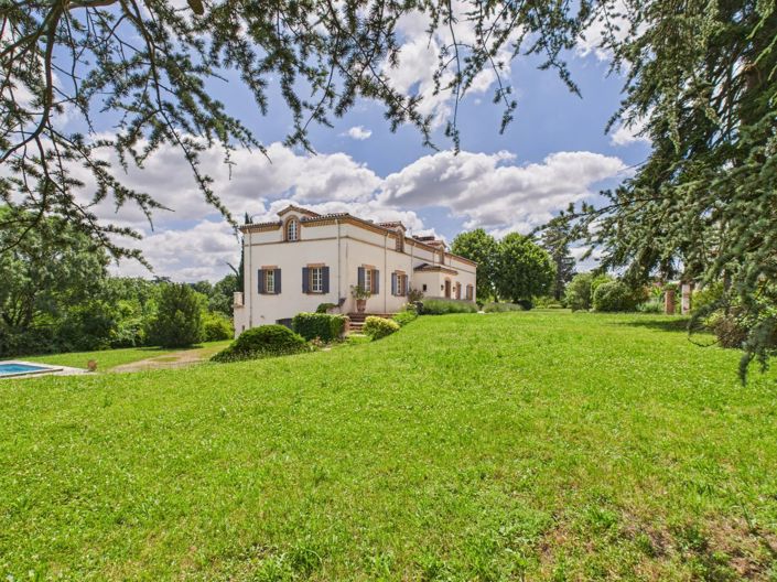 Image No.1-8 Bed House for sale