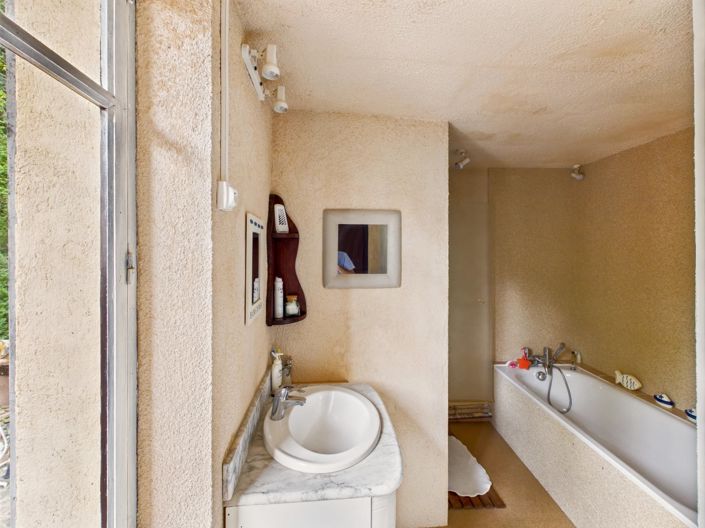 Image No.12-6 Bed House for sale