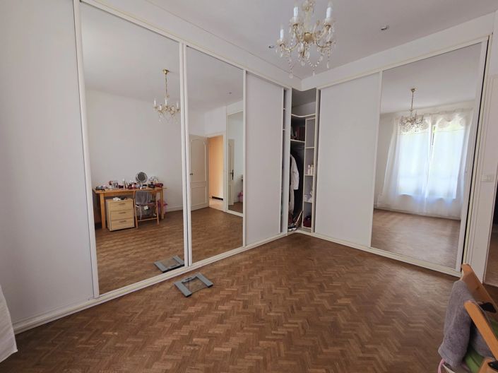 Image No.8-6 Bed House for sale