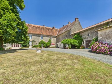 1 - Saint-Hilaire-des-Loges, House