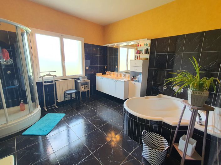 Image No.8-3 Bed House for sale