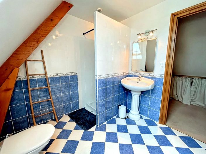 Image No.8-5 Bed House for sale