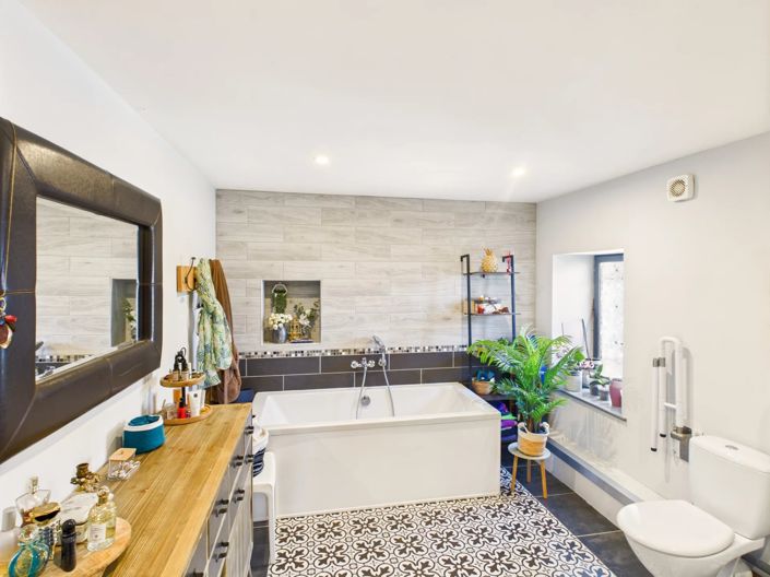 Image No.8-6 Bed House for sale