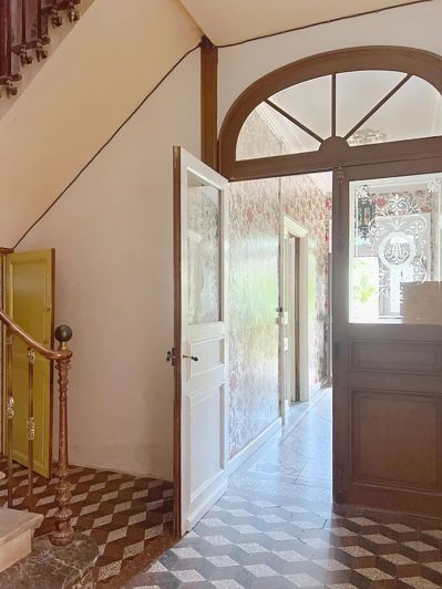 Image No.8-5 Bed House for sale