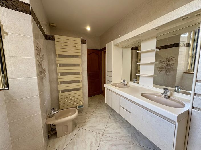 Image No.11-4 Bed Farmhouse for sale