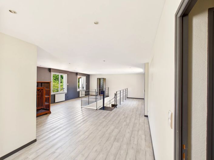 Image No.8-5 Bed House for sale