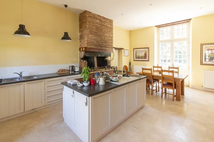 Image No.6-8 Bed House for sale