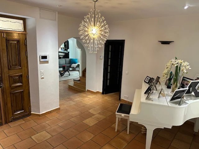 Image No.10-6 Bed House for sale