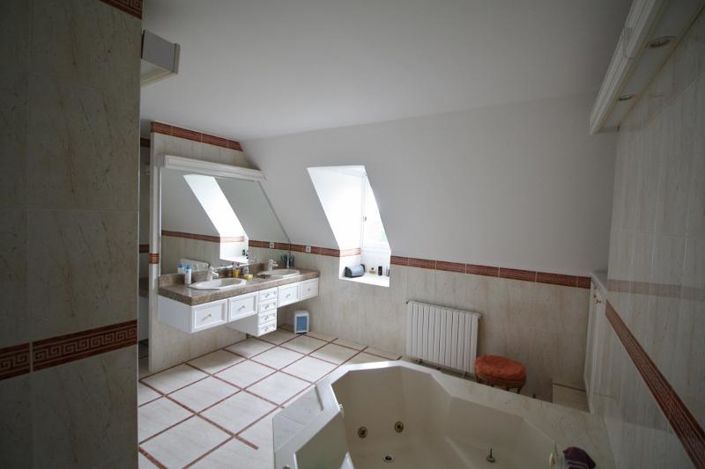 Image No.9-6 Bed House for sale