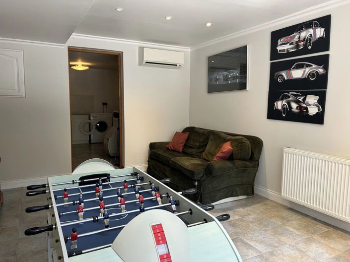 Image No.8-6 Bed House for sale