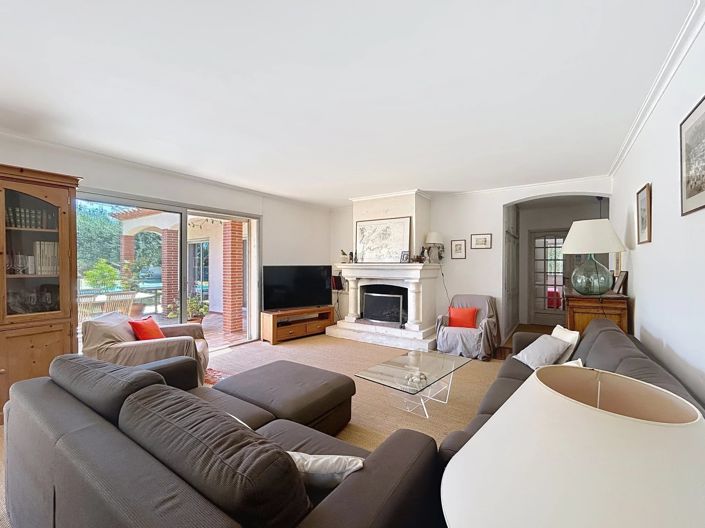 Image No.6-5 Bed House for sale