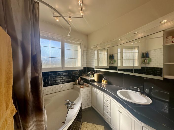 Image No.7-6 Bed House for sale