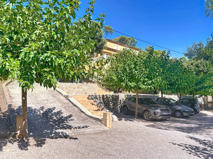 Image No.1-8 Bed House for sale