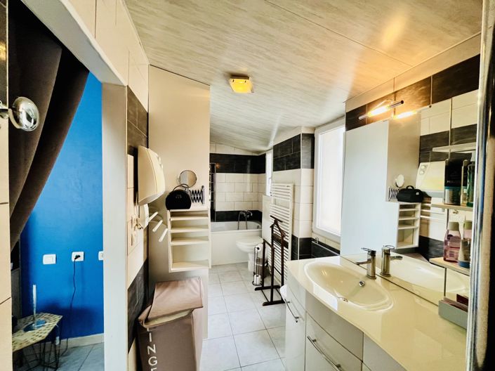 Image No.8-4 Bed House for sale