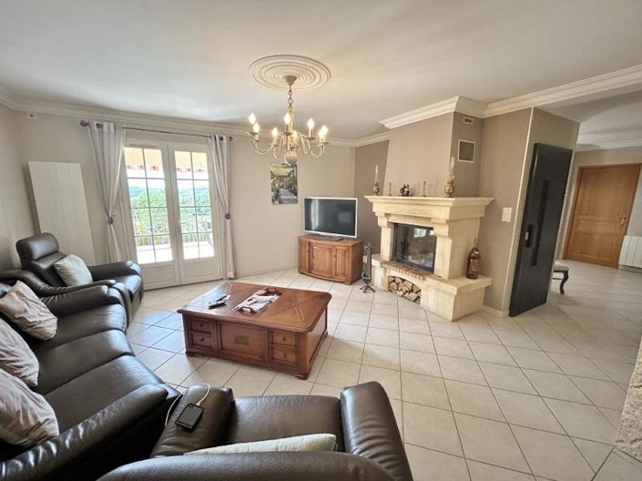 Image No.8-5 Bed House for sale