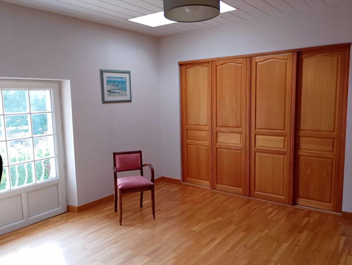 Image No.12-5 Bed House for sale