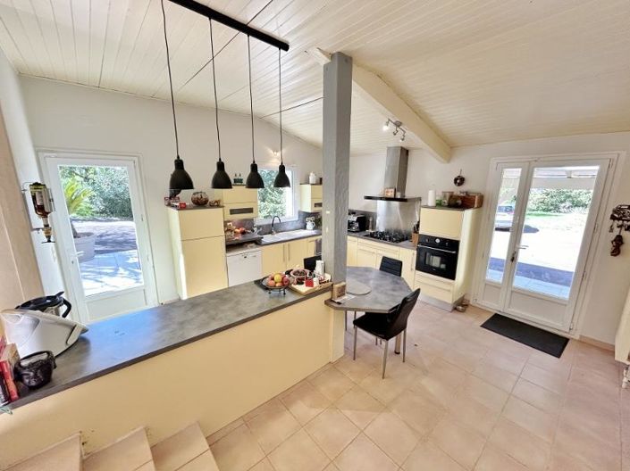 Image No.7-6 Bed House for sale