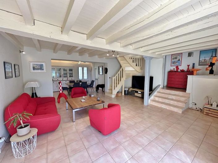 Image No.8-6 Bed House for sale