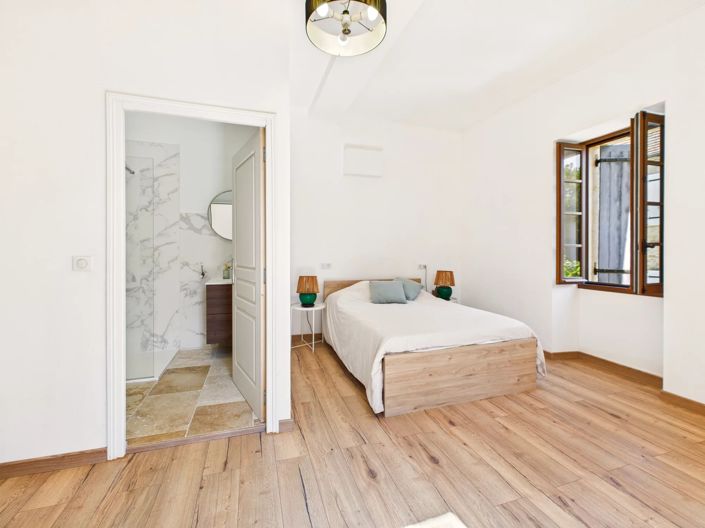 Image No.8-5 Bed House for sale