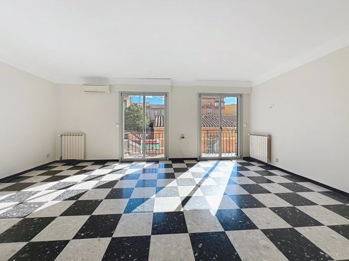 Image No.11-2 Bed Property for sale