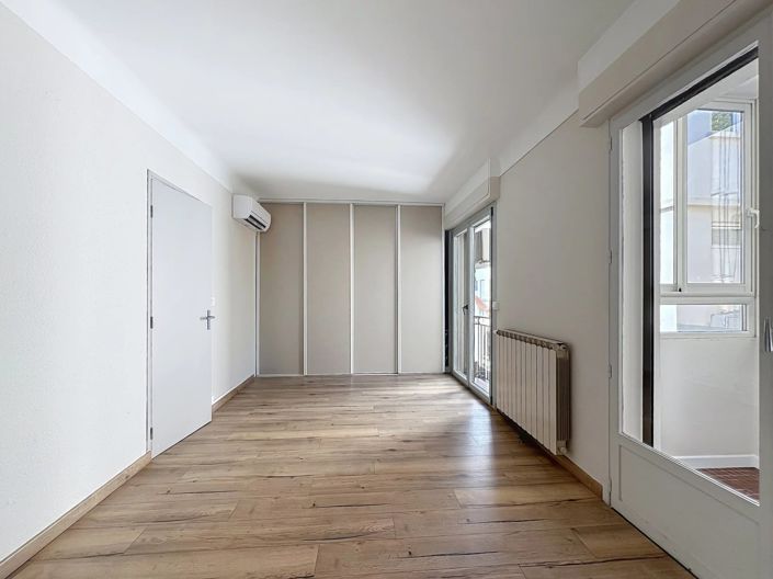 Image No.7-2 Bed Property for sale