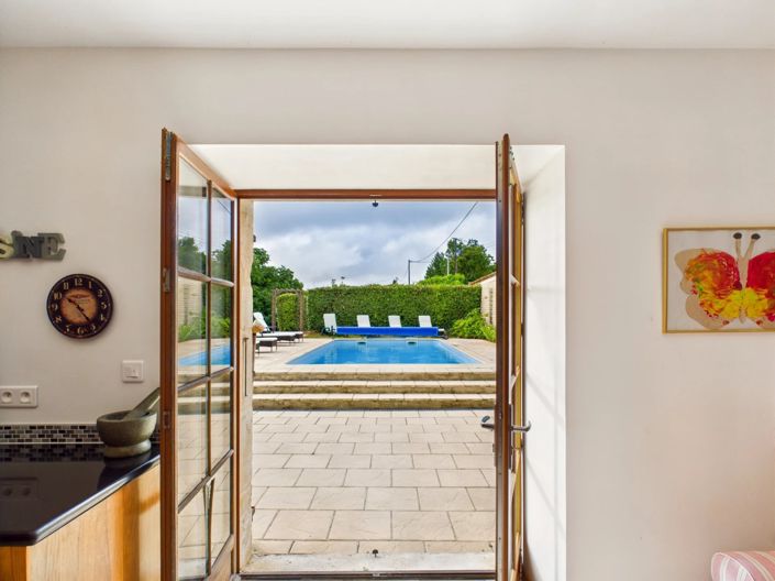 Image No.8-8 Bed House for sale