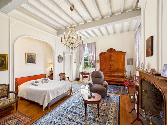 Image No.8-8 Bed House for sale