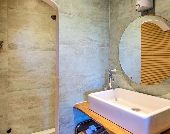 Image No.9-6 Bed House for sale