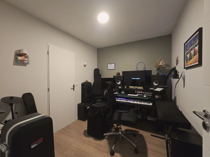 Image No.10-3 Bed House for sale