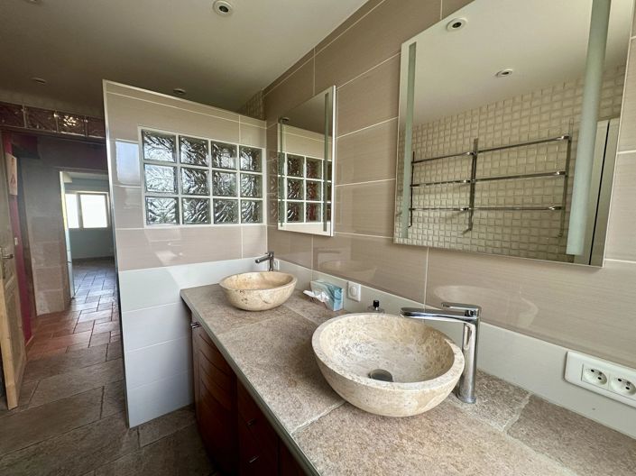 Image No.8-8 Bed House for sale