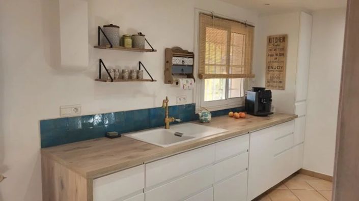 Image No.8-5 Bed House for sale