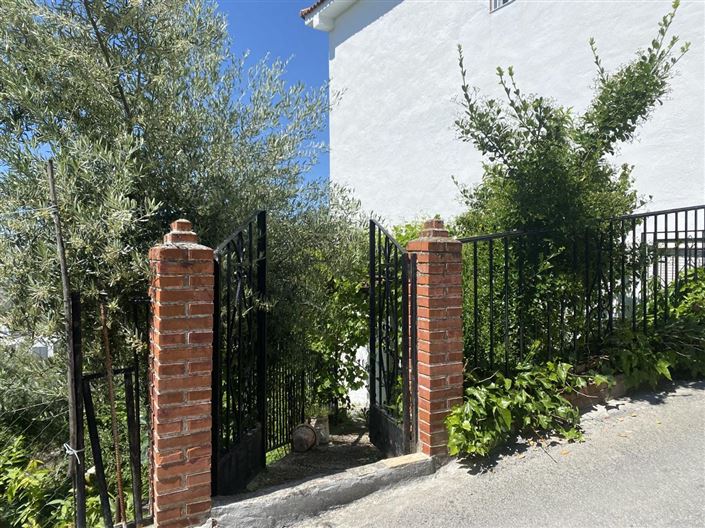 Image No.28-6 Bed Property for sale