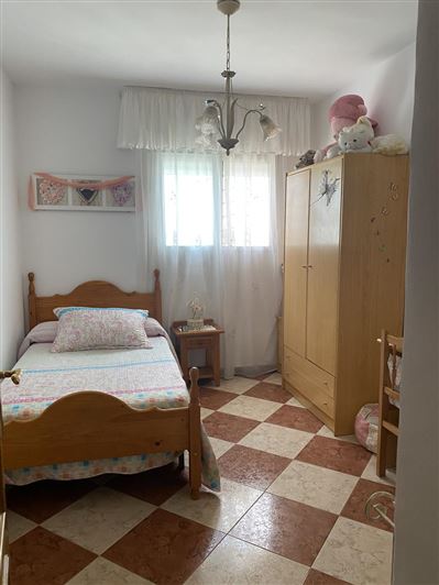 Image No.17-6 Bed Property for sale