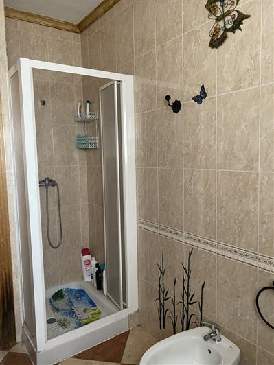 Image No.24-6 Bed Property for sale