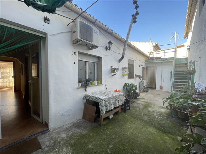 Image No.1-4 Bed Property for sale