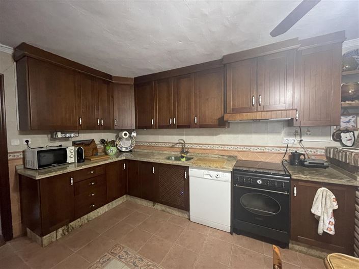 Image No.6-4 Bed Property for sale