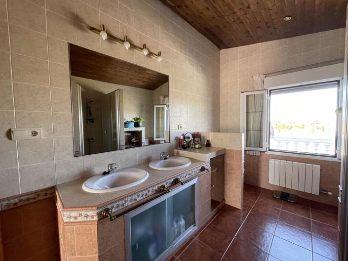 Image No.47-4 Bed Property for sale