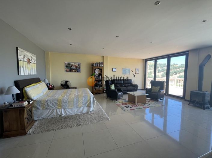 Image No.30-5 Bed Property for sale