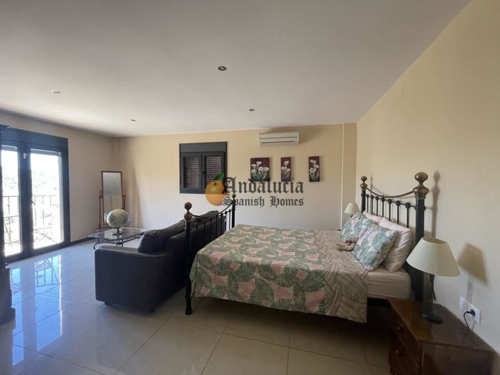 Image No.32-5 Bed Property for sale